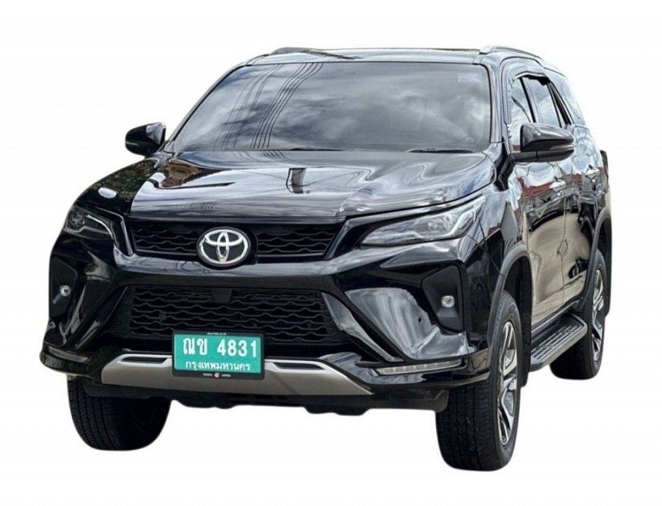 Suv car 4 people, 3 suitcases