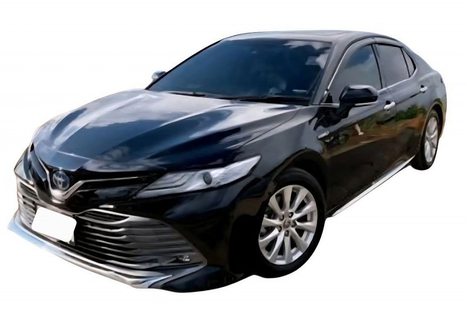 Camry car 3 people, 2 suitcases
