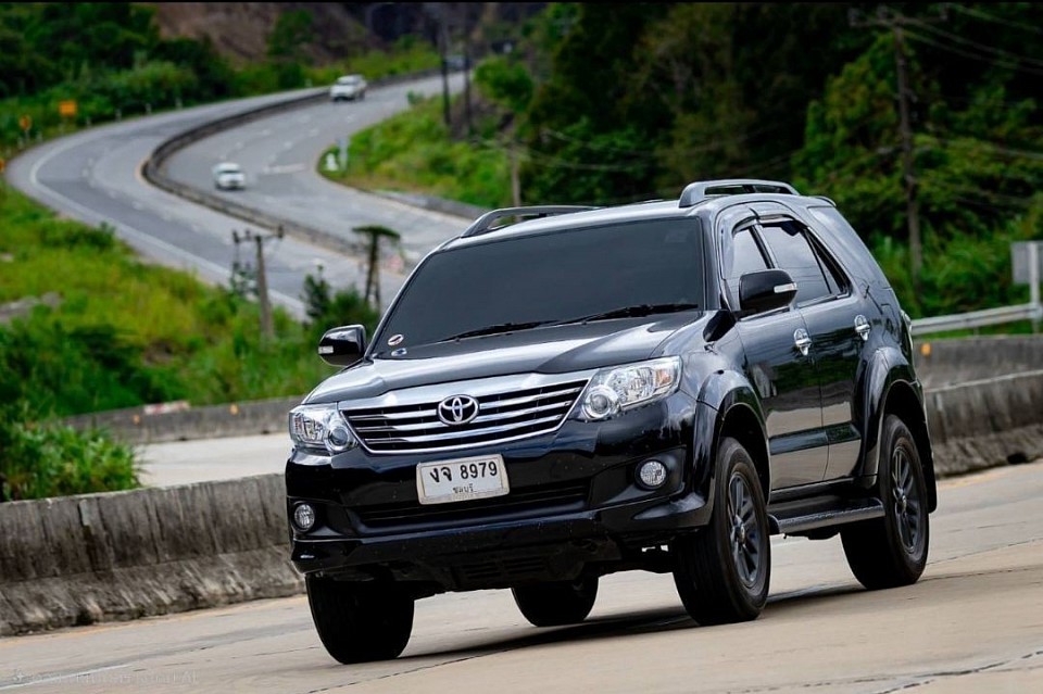 Suv car 4 people, 3 suitcases